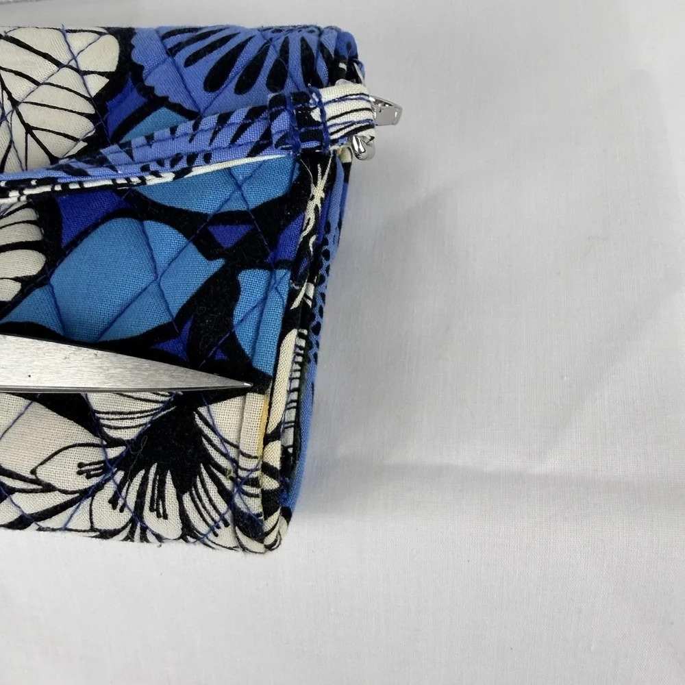 Vera Bradley Midnight Blue/Black/WHT Floral Turnlock Zip Clutch Wallet READ